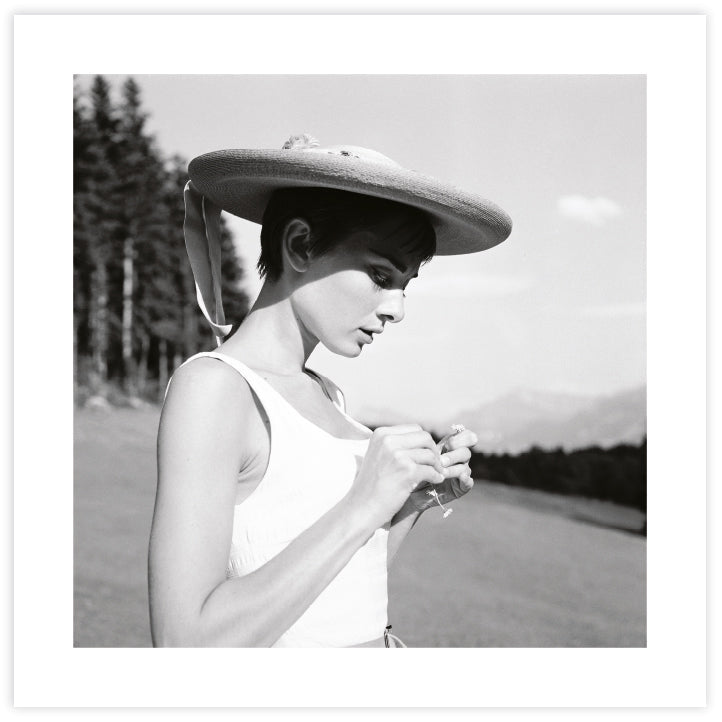 Audrey Hepburn - The Good Poster Co. - Paper Size : 40.6 x 40.6 cm