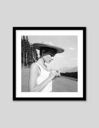 Audrey Hepburn - The Good Poster Co. - Paper Size : 40.6 x 40.6 cm